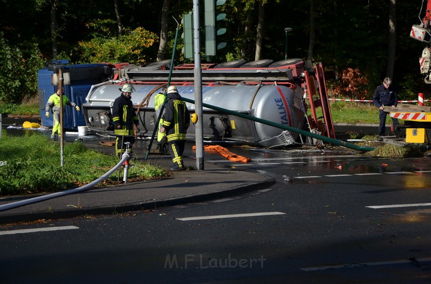 VU Tanklastzug umgestuerzt Huerth Industriestr P374.JPG